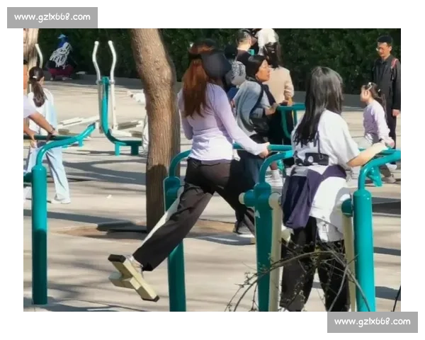 两小伙围观健身美女，结局反转太解气